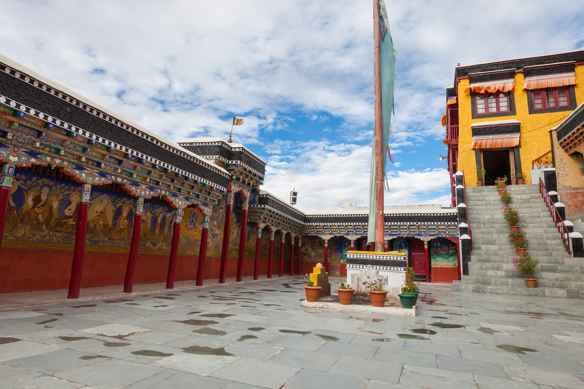 位于拉萨市的小昭寺,在公元641年由文成公主创立,名为"甲达热木齐祖