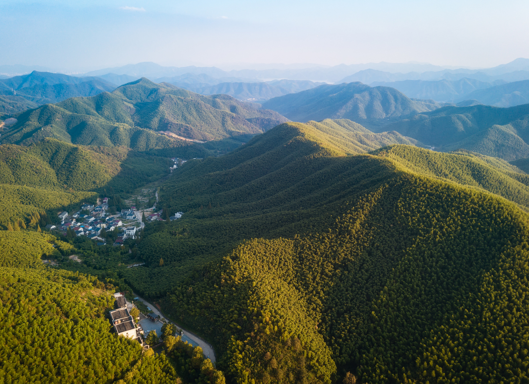 浙江杭州的径山,位于余杭区长乐镇,是一处令人心驰神往的旅游胜地.