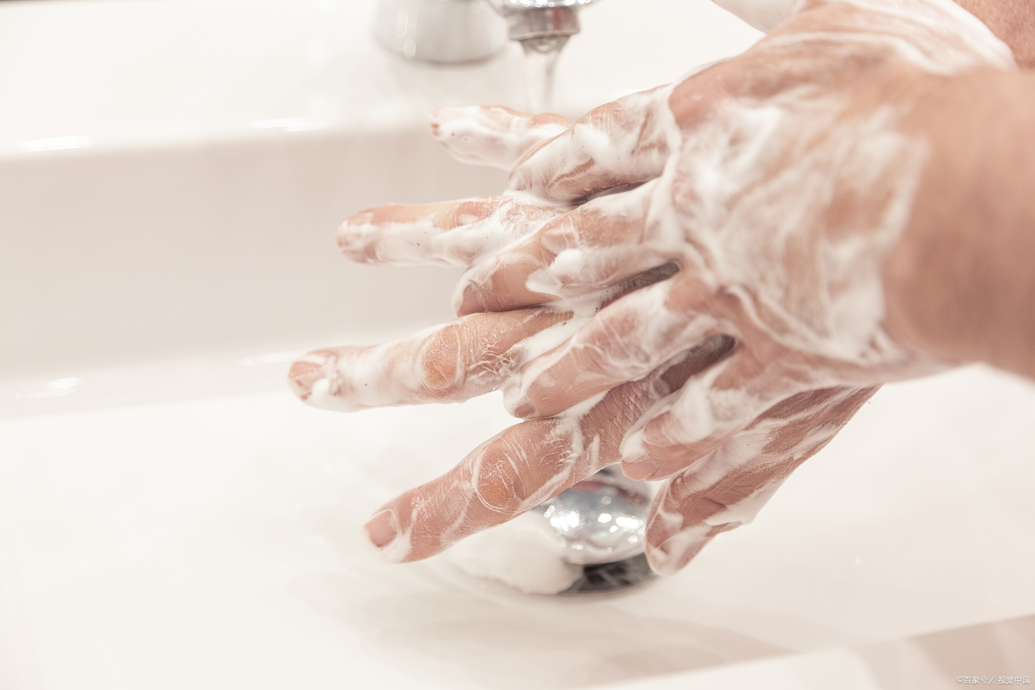 掌握正确的洗手方法和勤洗手也不失为防控甲流传播的一项有效之举