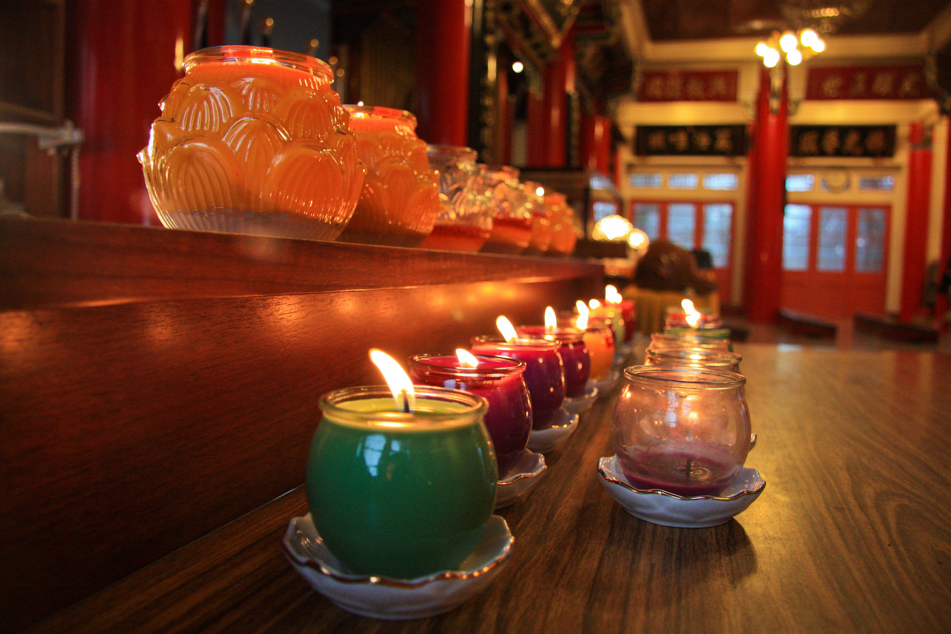 酥油灯的色彩魅力揭秘!黄色代表智慧,红色象征吉祥.