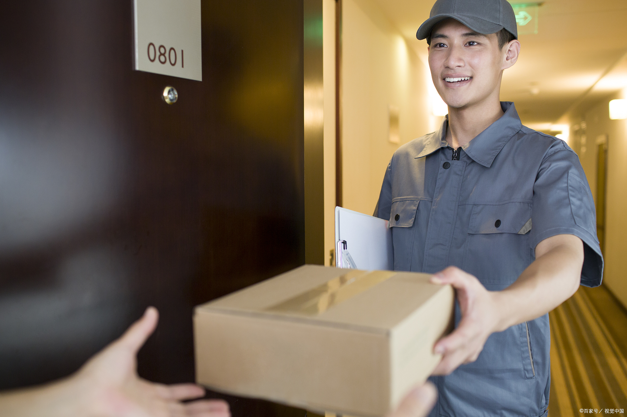 今早刚打开门,接过快递包裹,我就发现快递小哥的眼眶泛红,泪水在眼眶