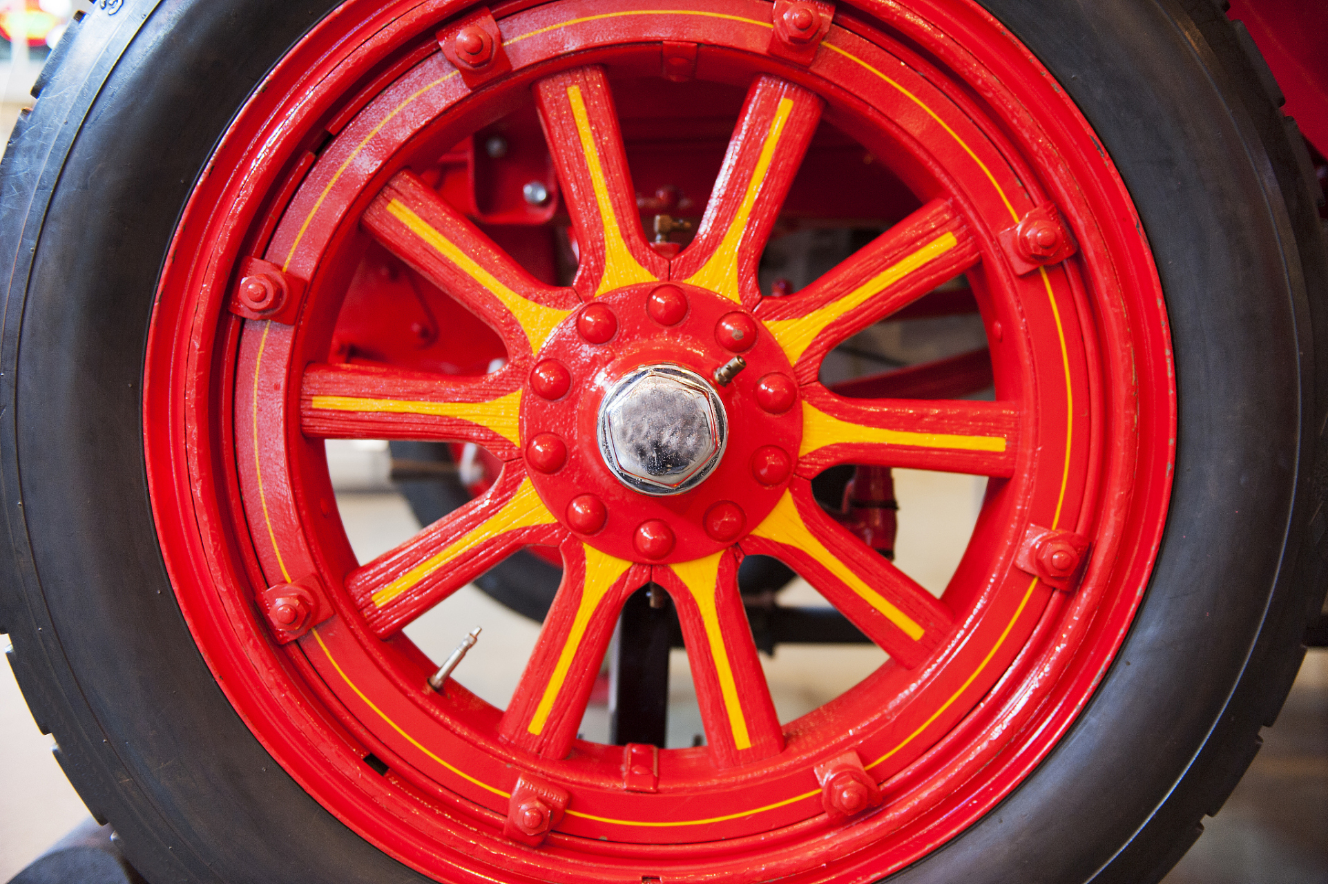 [原文:跑高速时,遇到红色轮胎的.