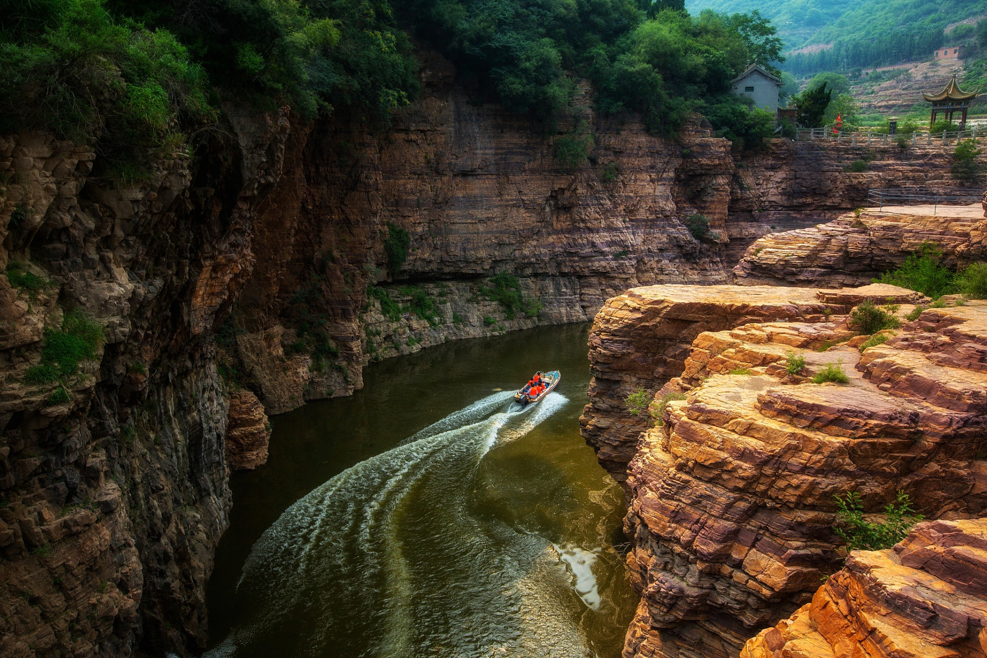 河南林州的5a级红旗渠风景区,开凿10年削平1250座山头,被誉为"世界第