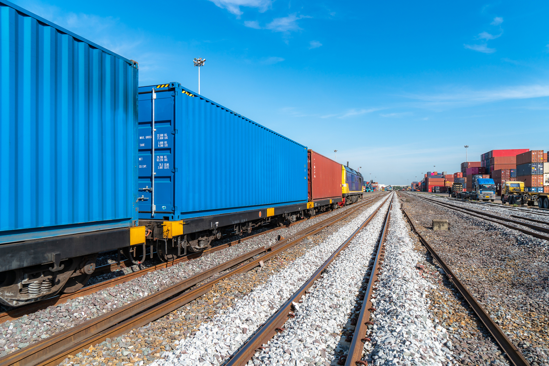 浩吉,陇海铁路实现互联互通,首班跨线货物列车正式开行.