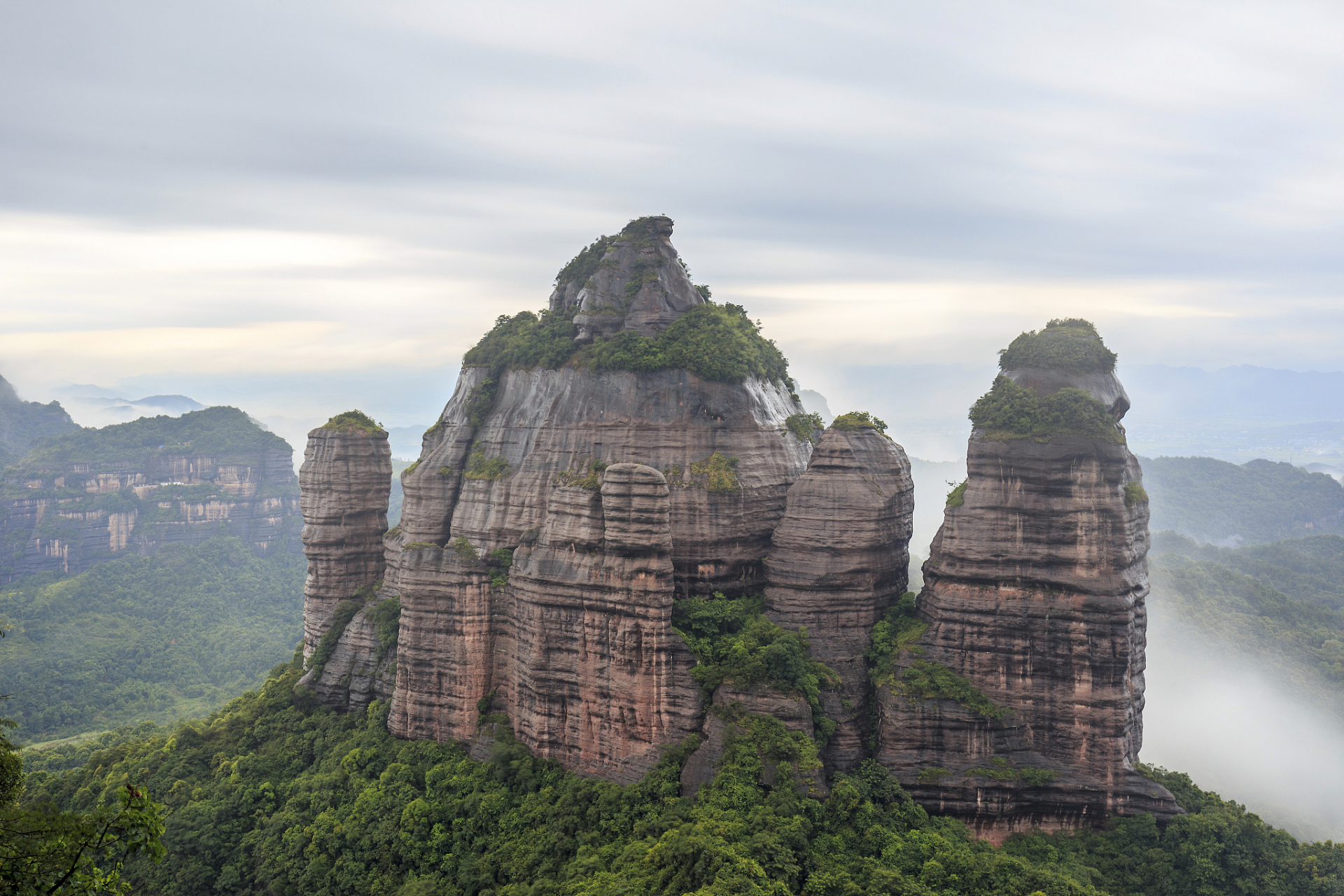 丹霞山是湖南与广东交界处的红色砂岩地貌为主的自然风景区,空气清新