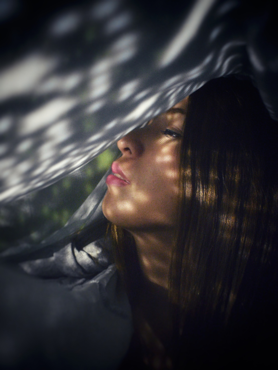 要拍摄人像照片并营造出发光感,可以尝试以下5种方法:  1.