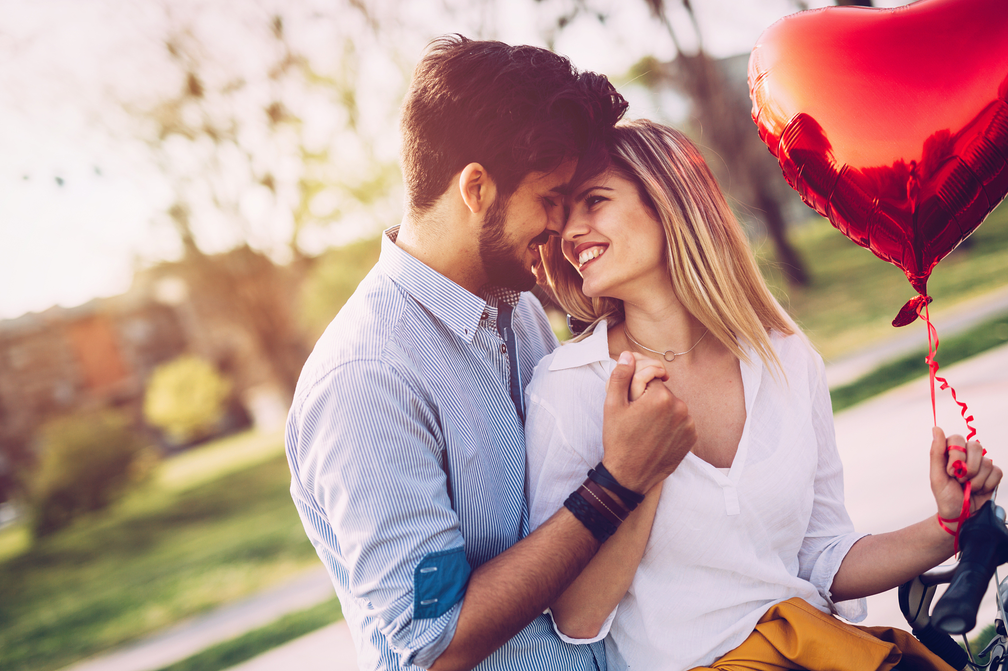 爱情路上或有坎坷但更宝贵的是深情相依