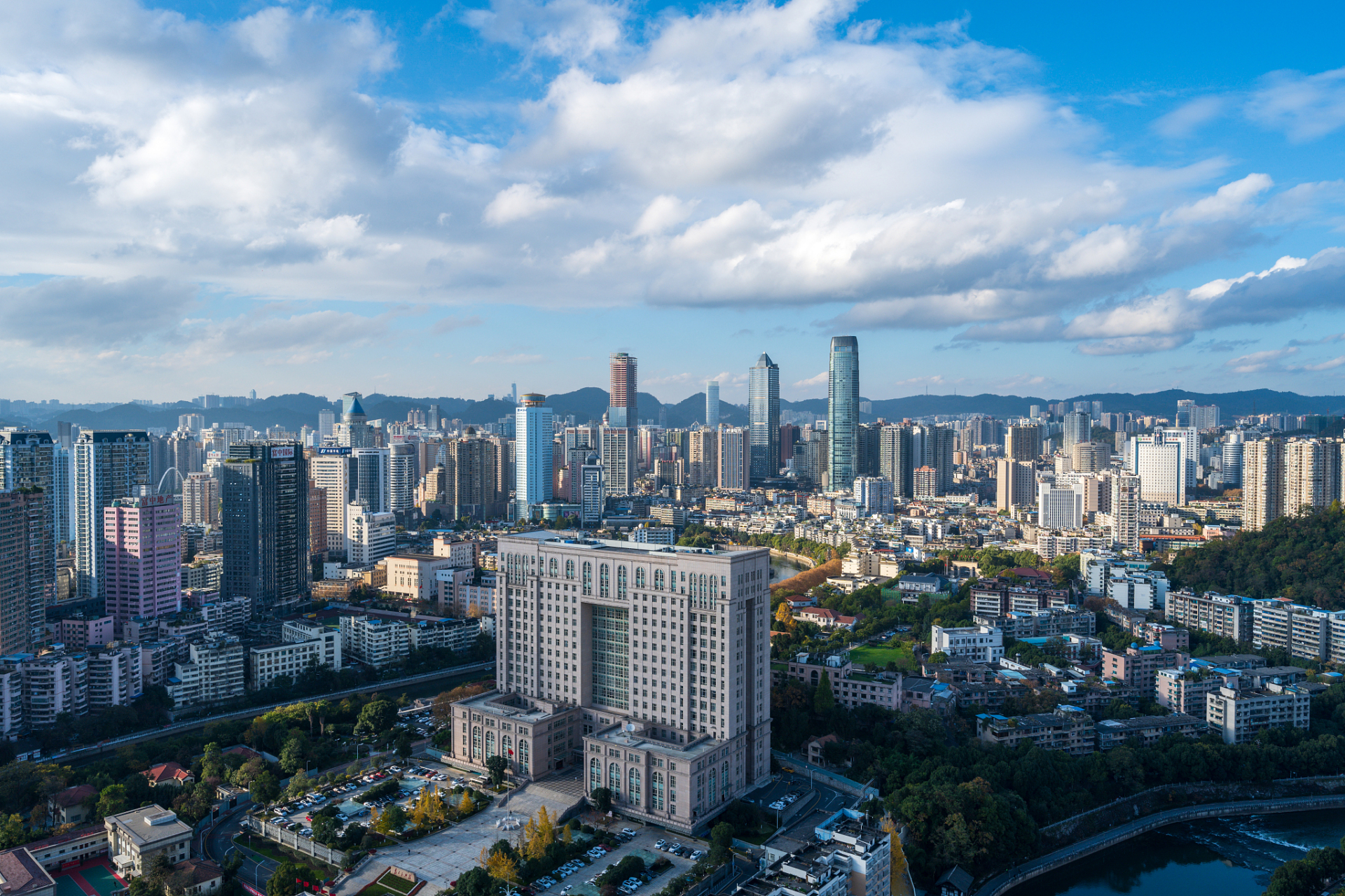 贵阳,贵州省的省会城市,一直以来都是旅游者心中的热门目的地.
