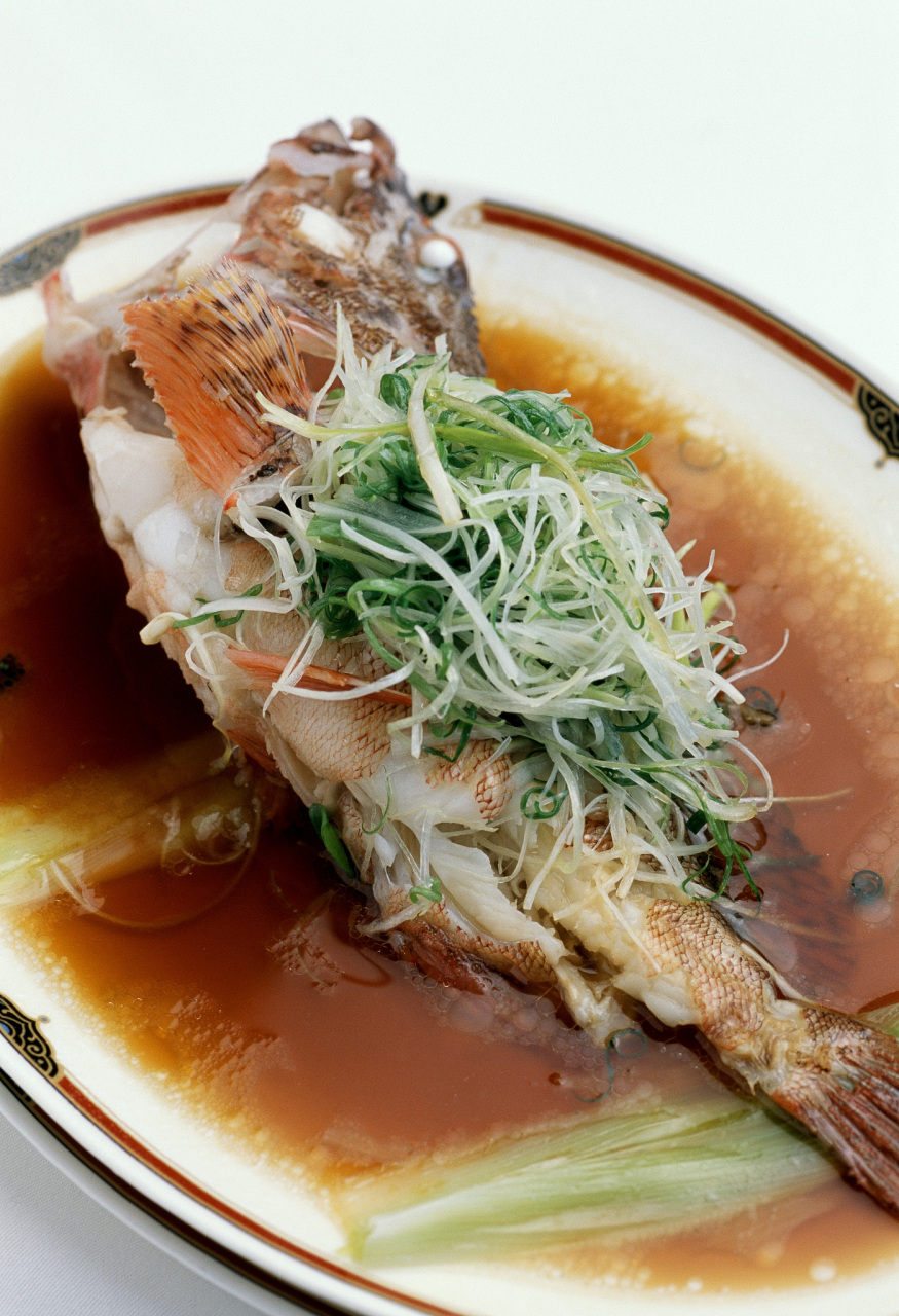 清蒸石斑鱼是一道传统的中式菜肴,以其鲜美的口感和营养价值而备受