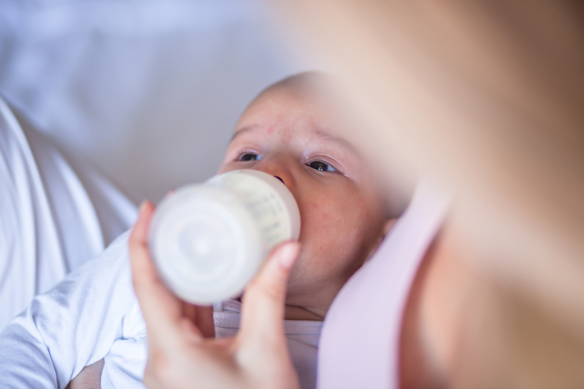 宝宝出生后,带给宝爸宝妈无尽的幸福感,宝爸宝妈也开始照顾起宝宝牡 