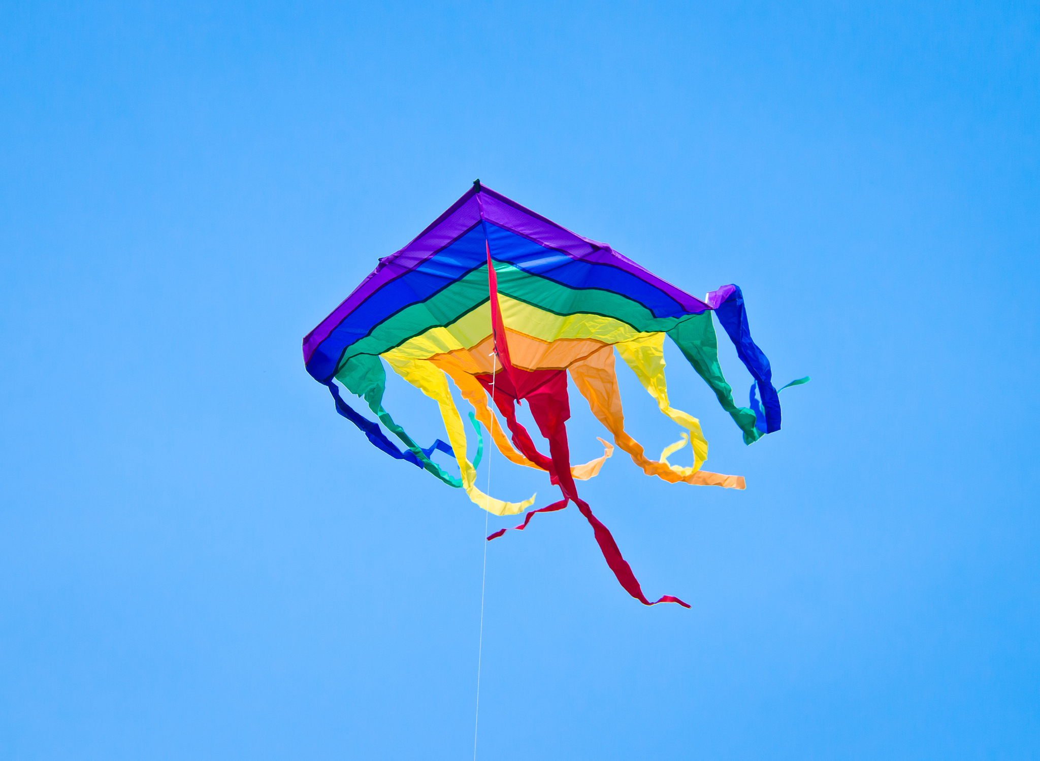 远处山坡上,千万只蓄势待发的风筝正如同凝固的晚霞,将天际线切割成