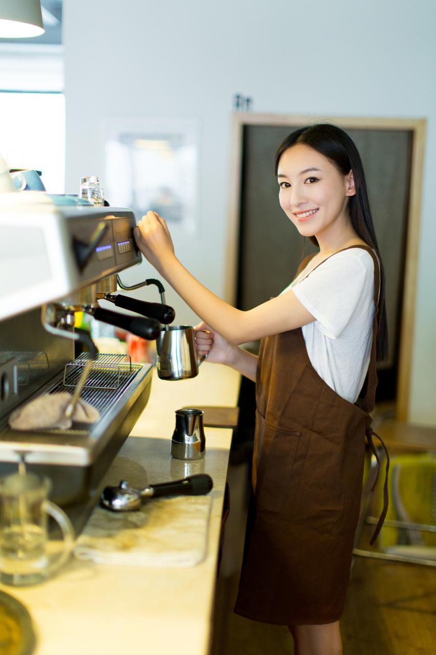 爱情公寓酒吧女服务员图片