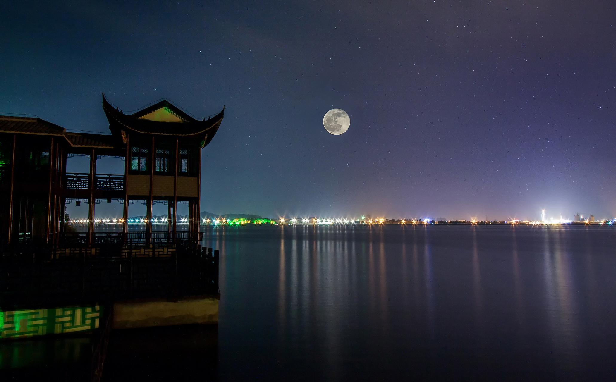 【平湖秋月景点介绍】 平湖秋月是杭州西湖的著名景观之一,位于白堤的