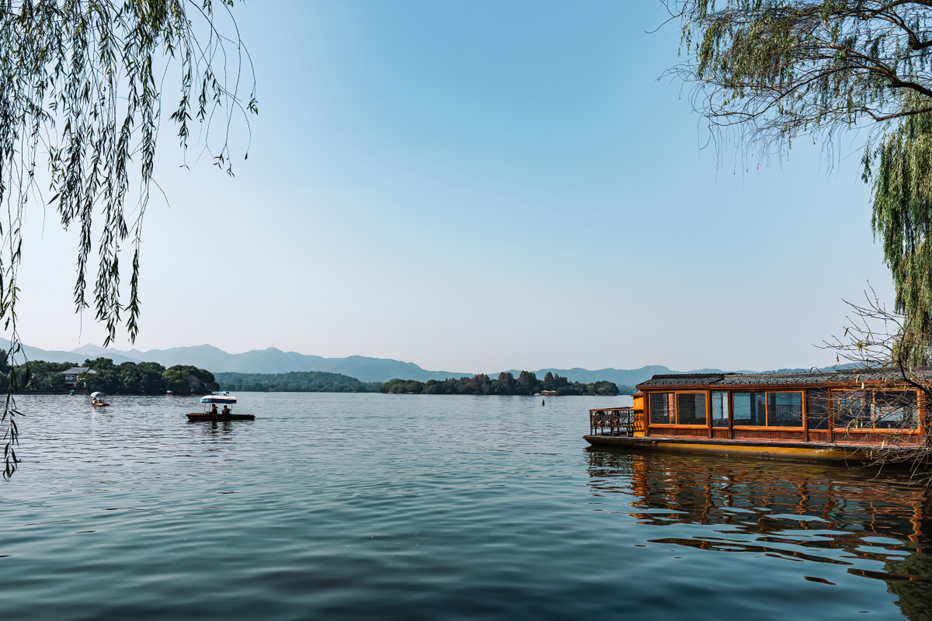 西湖位于中国浙江省杭州市,是中国最著名的湖泊之一,也是中国四大名湖