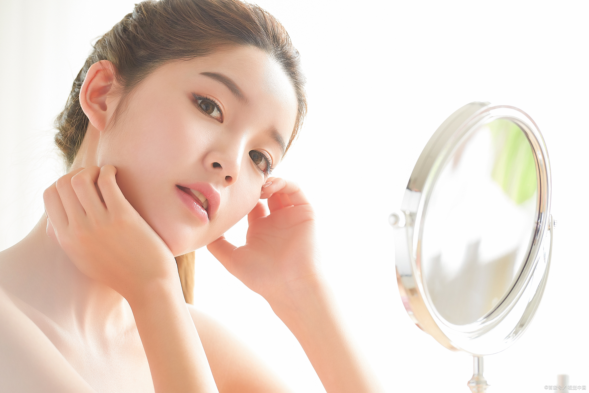 首先,化妆品中的化学成分可能导致皮肤过敏反应.