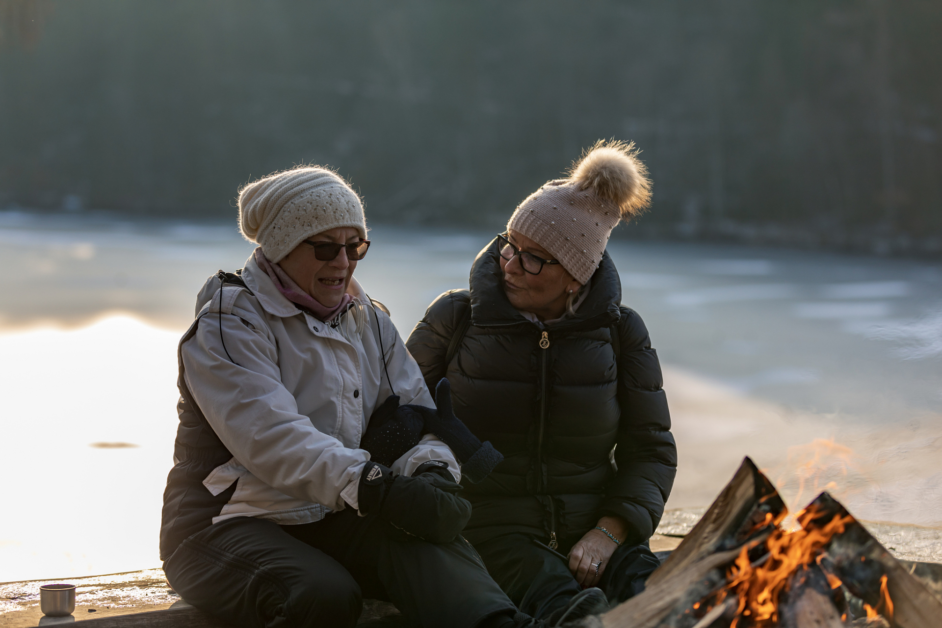 近日,一对东北夫妻在社交媒体上晒出了他们老年生活的甜蜜照片,让网友