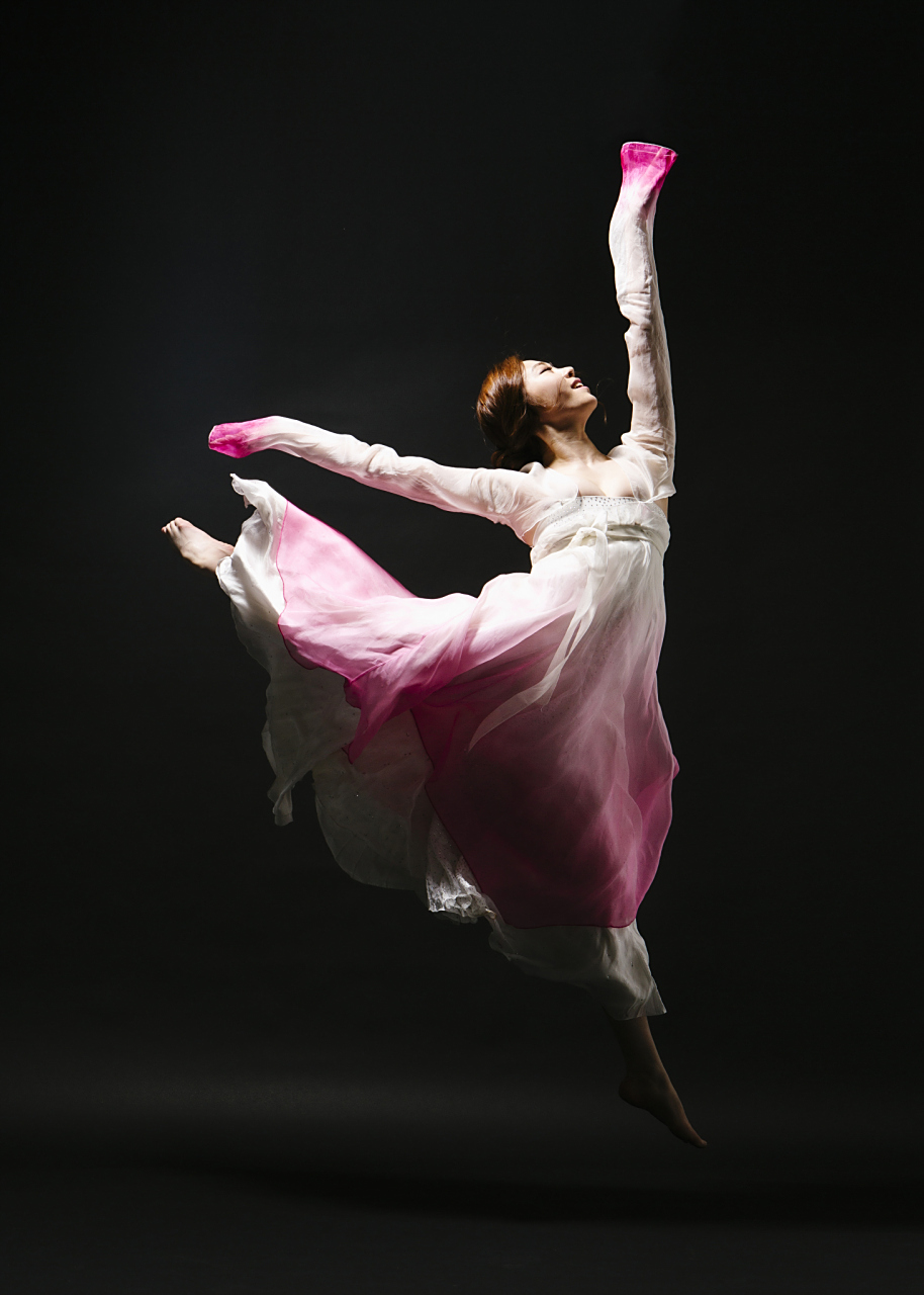 转身:转身是古典舞中最基本的旋转动作之一.