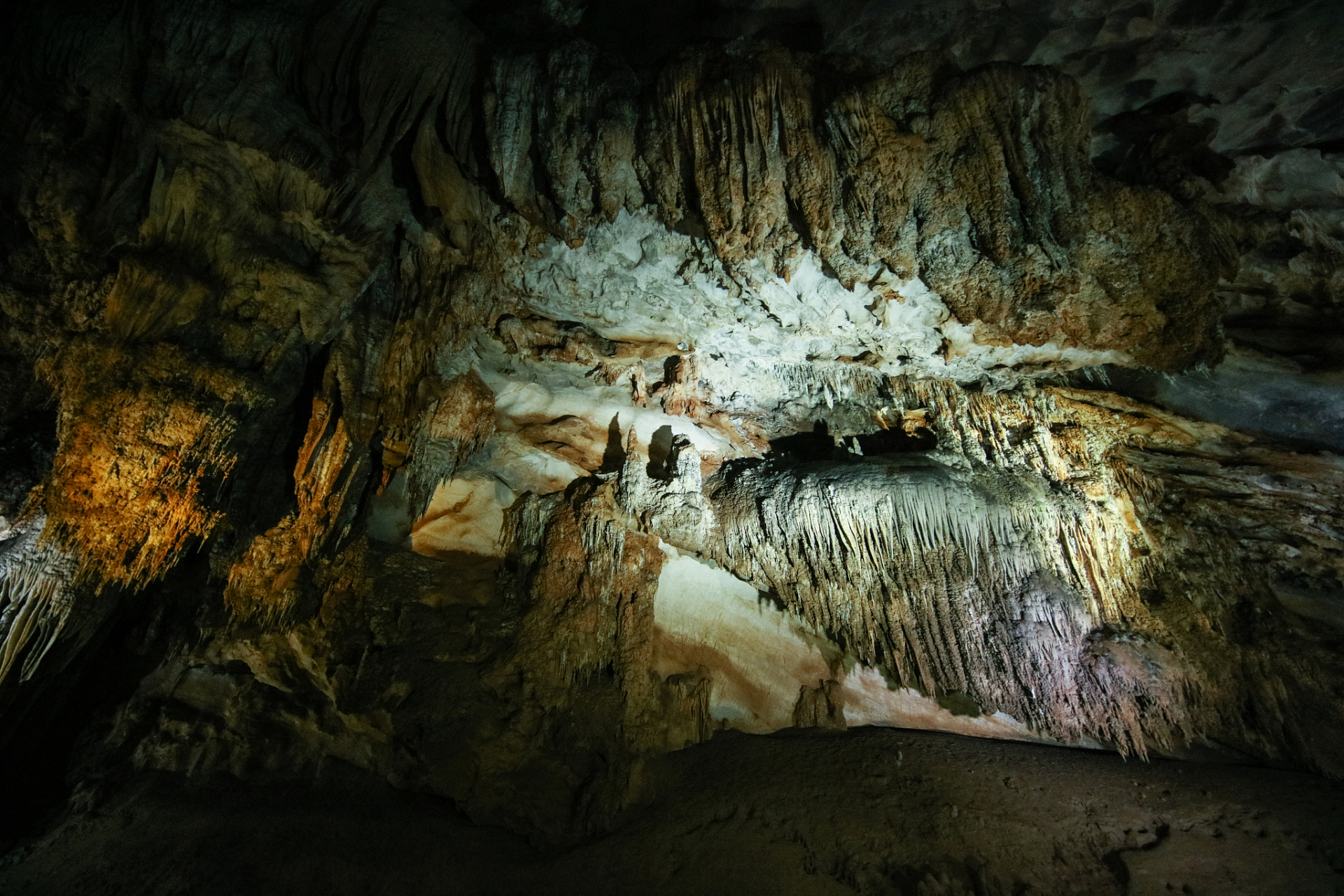 夏日闪光旅行家# 官马溶洞位于吉林市磐石市,是一个集地下河,钟乳石