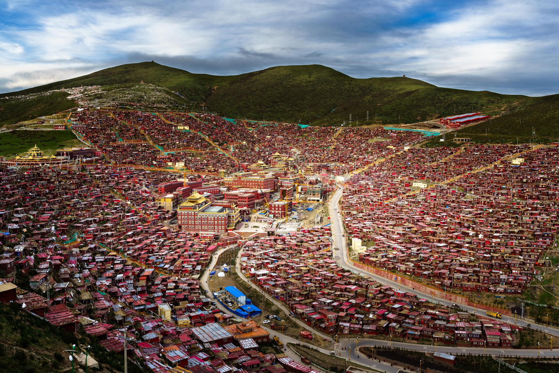 其中,色达被誉为"中国的西藏",是游览四川不可或缺的目的地之一.