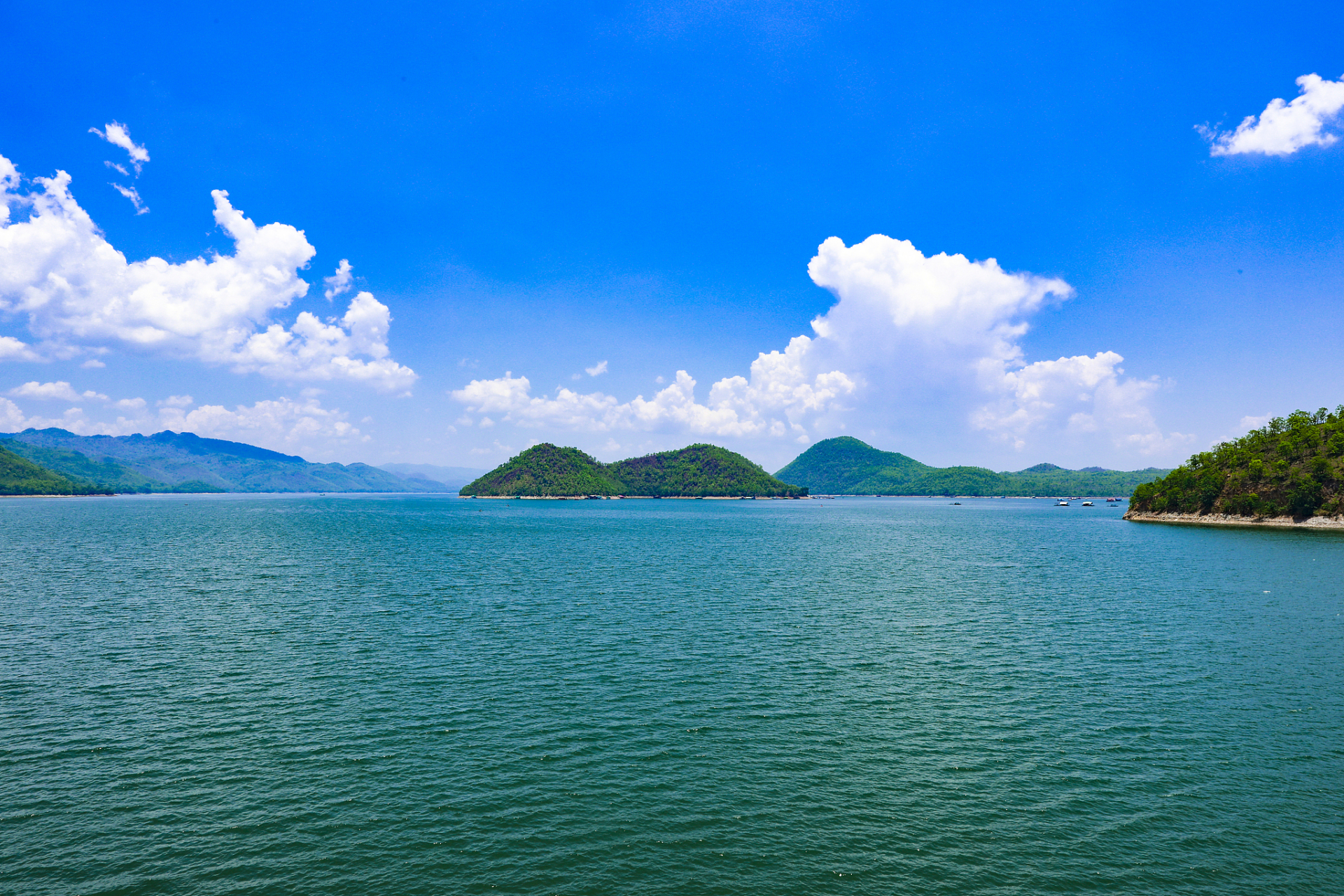 三江两岸滨水游#千岛湖的独特之处在于,湖中心的分界线将其一分为二