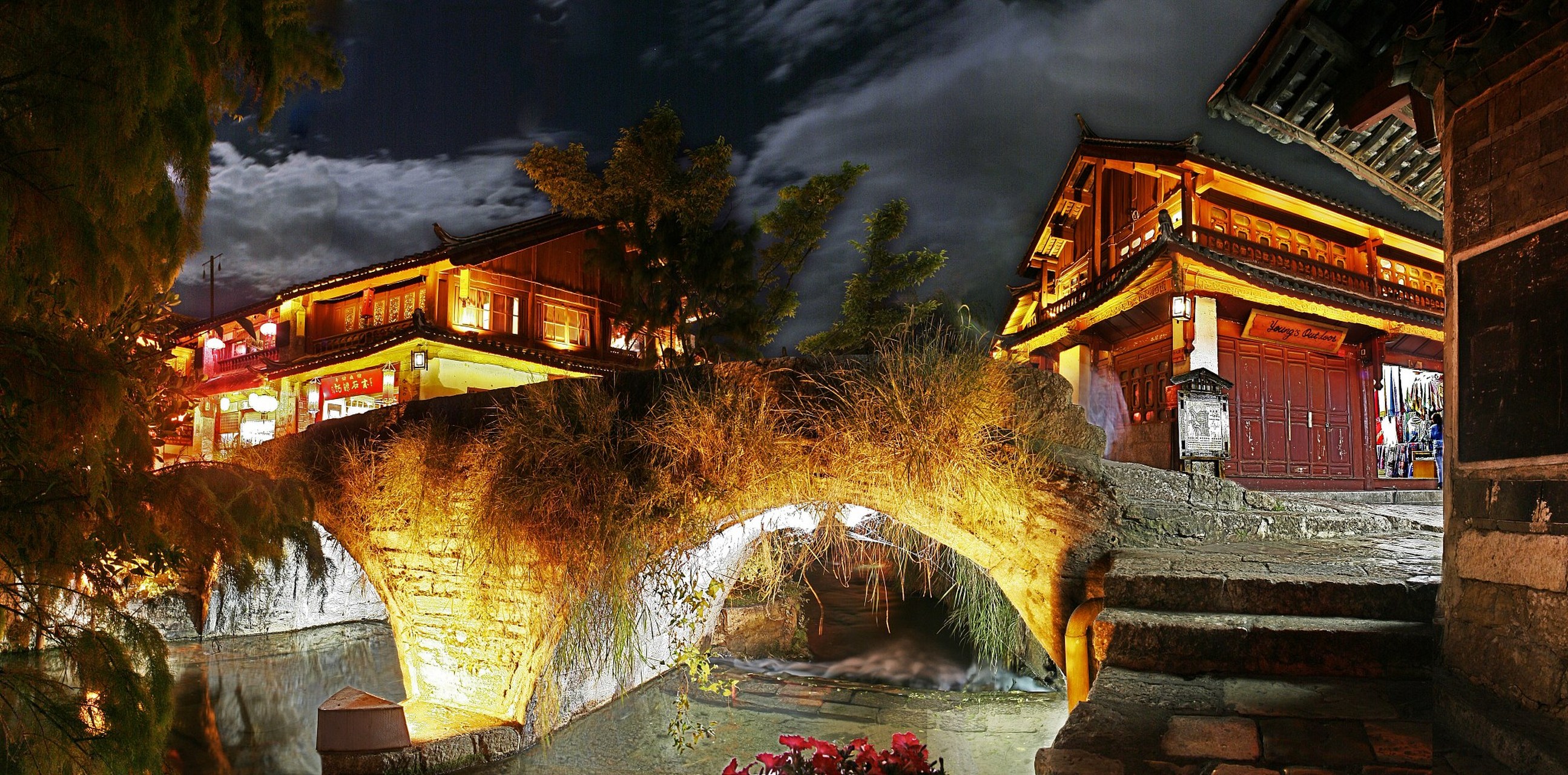 磨西古镇有着许多美丽的传说和故事,其中最著名的是"磨西女儿"的传说.