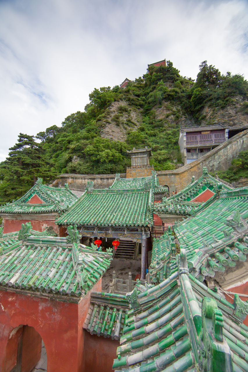 武当山位于湖北丹江口市,是中国道教圣地,主峰天柱峰海拔1612米,影响