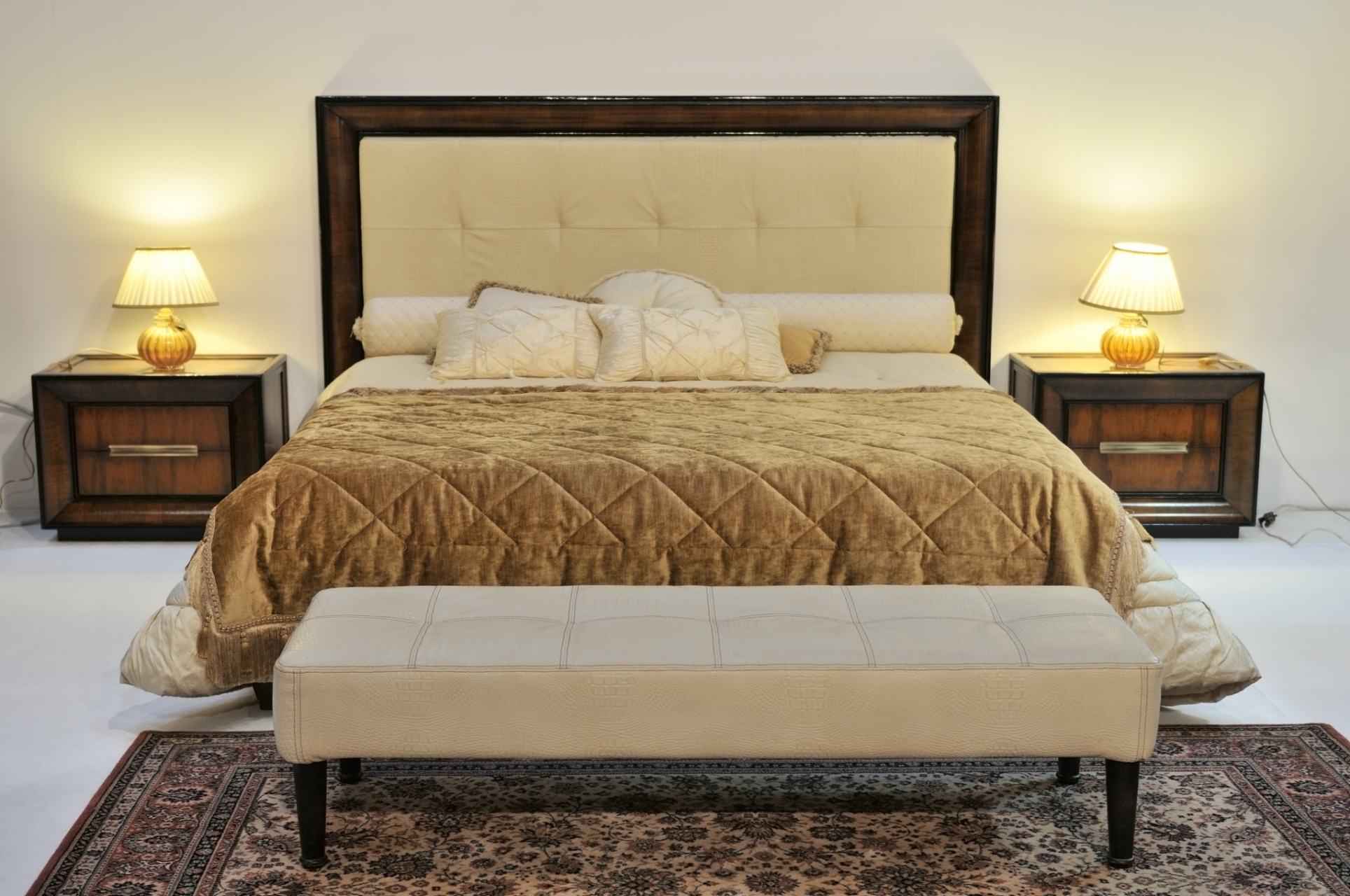 以下是一些建议,以帮助您选择适合棕色床的床单颜色: 中性色调:选择与