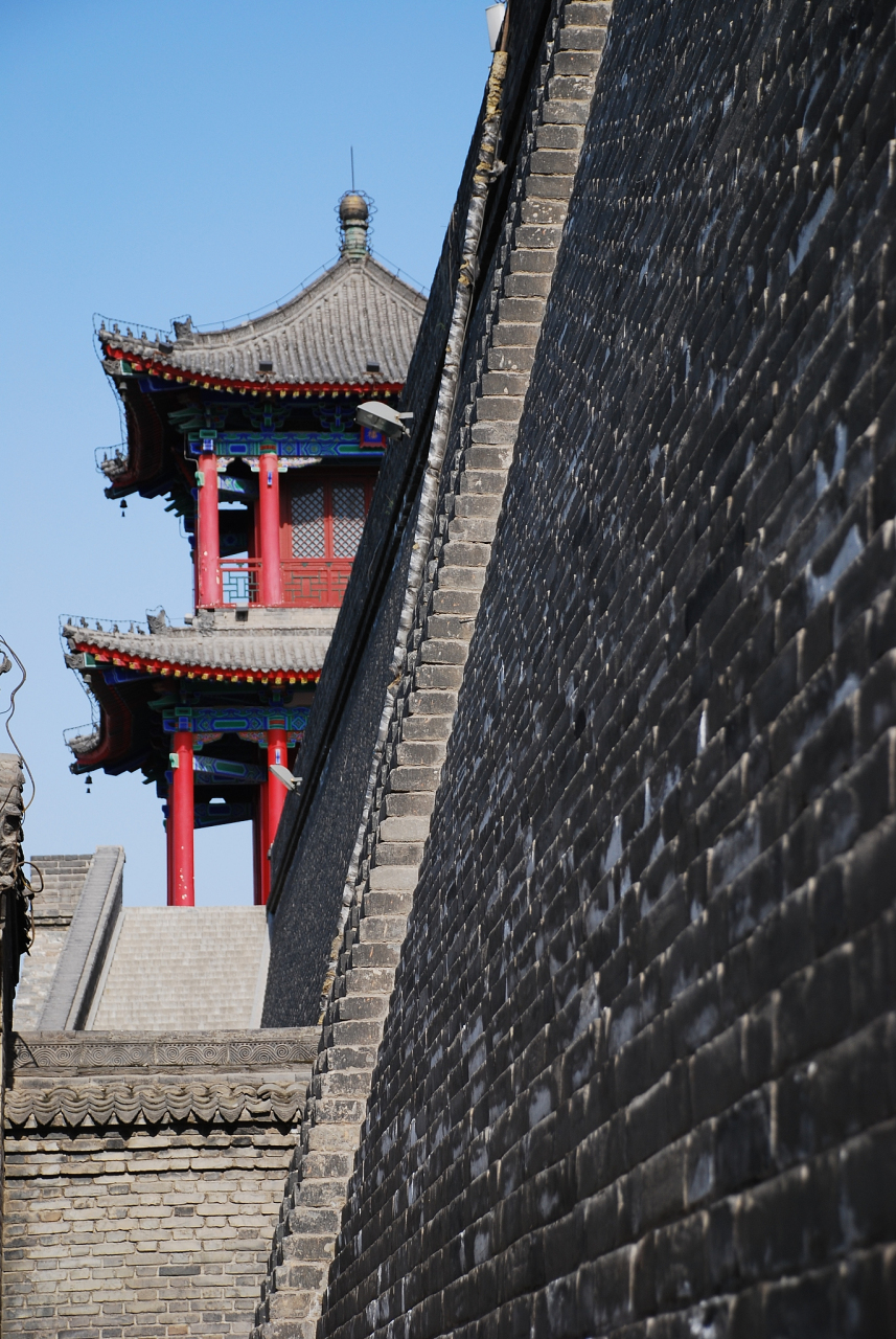 广府古城一日游攻略: 早上9点:抵达广府古城 参观古城内的名胜古迹,如