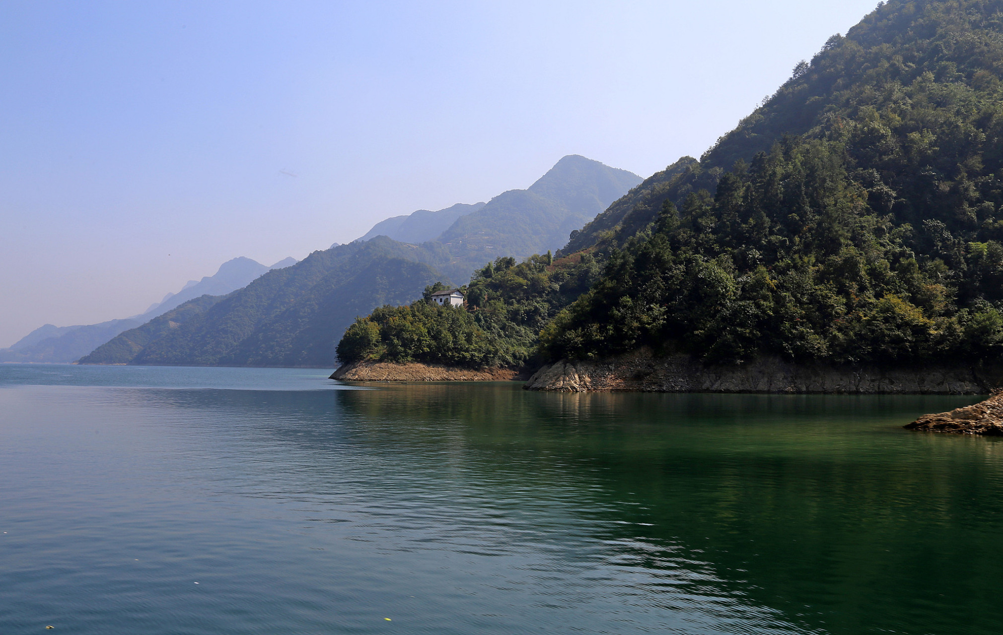 清江画廊位于湖北宜昌长阳土家族自治县,涵盖了隔河岩大坝至水布垭
