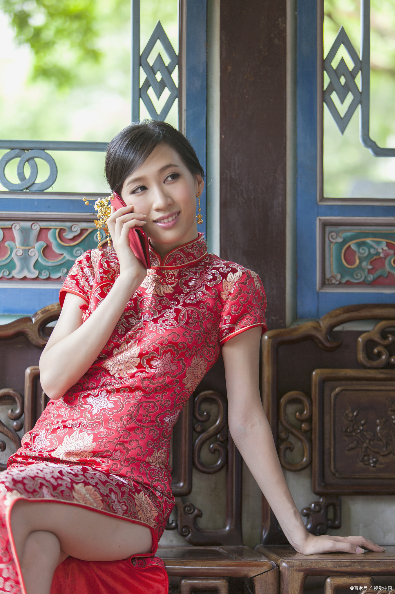 旗袍是中国传统服饰的代表之一,穿上旗袍可以展现出女性的优雅和风情