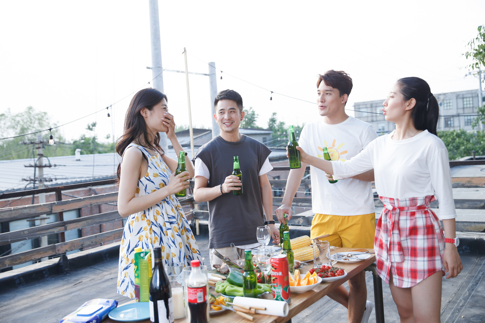 在湖边看到这几个年轻人聚会偷拍了几张,年轻真好啊!