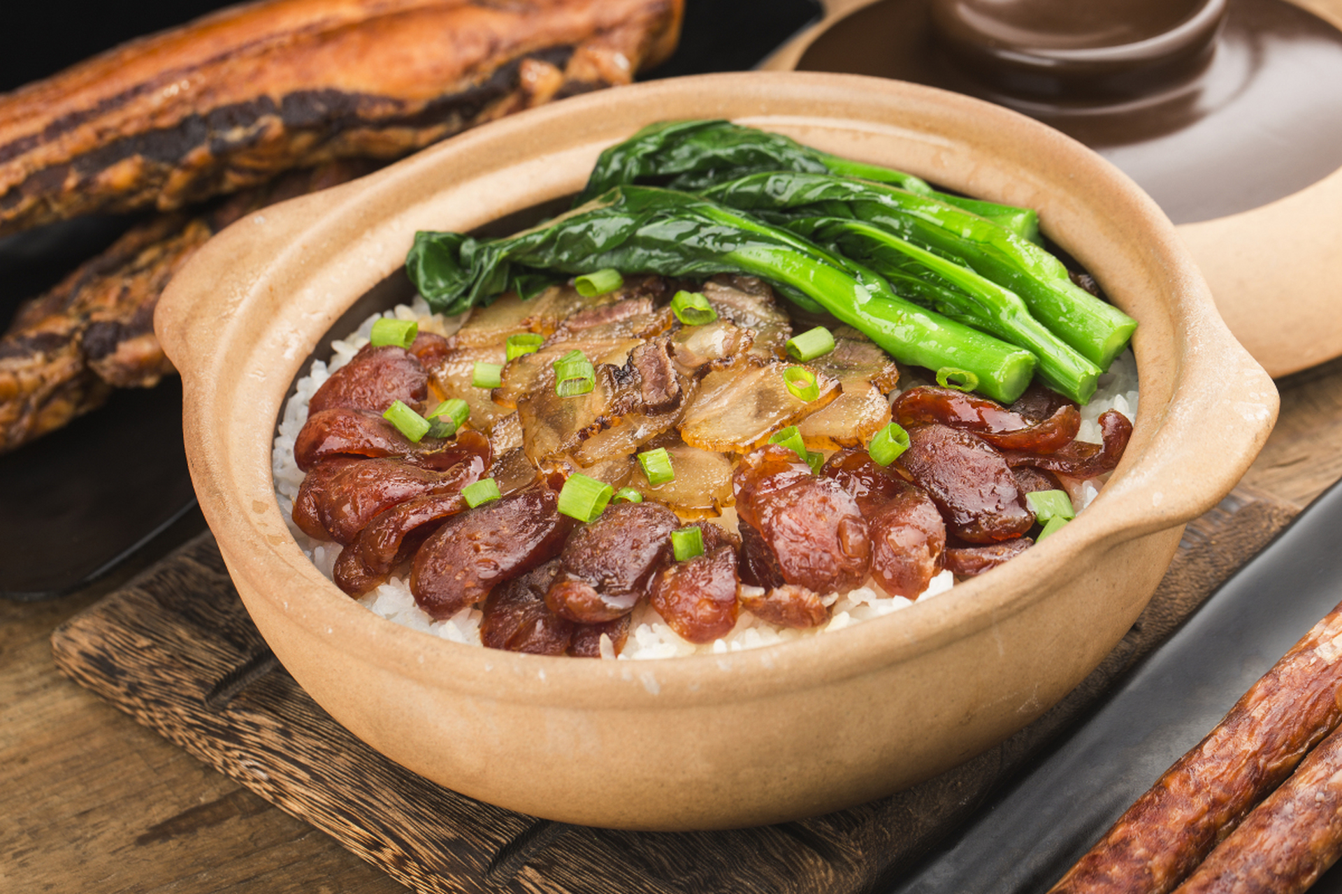 舌尖上的美食——腊味煲仔饭  腊味煲仔饭是《舌尖上的中国》第四集