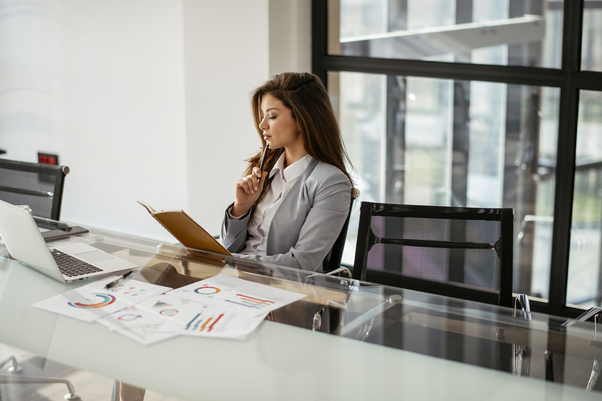 在中国的职场上,女性的地位和影响力日益提升.