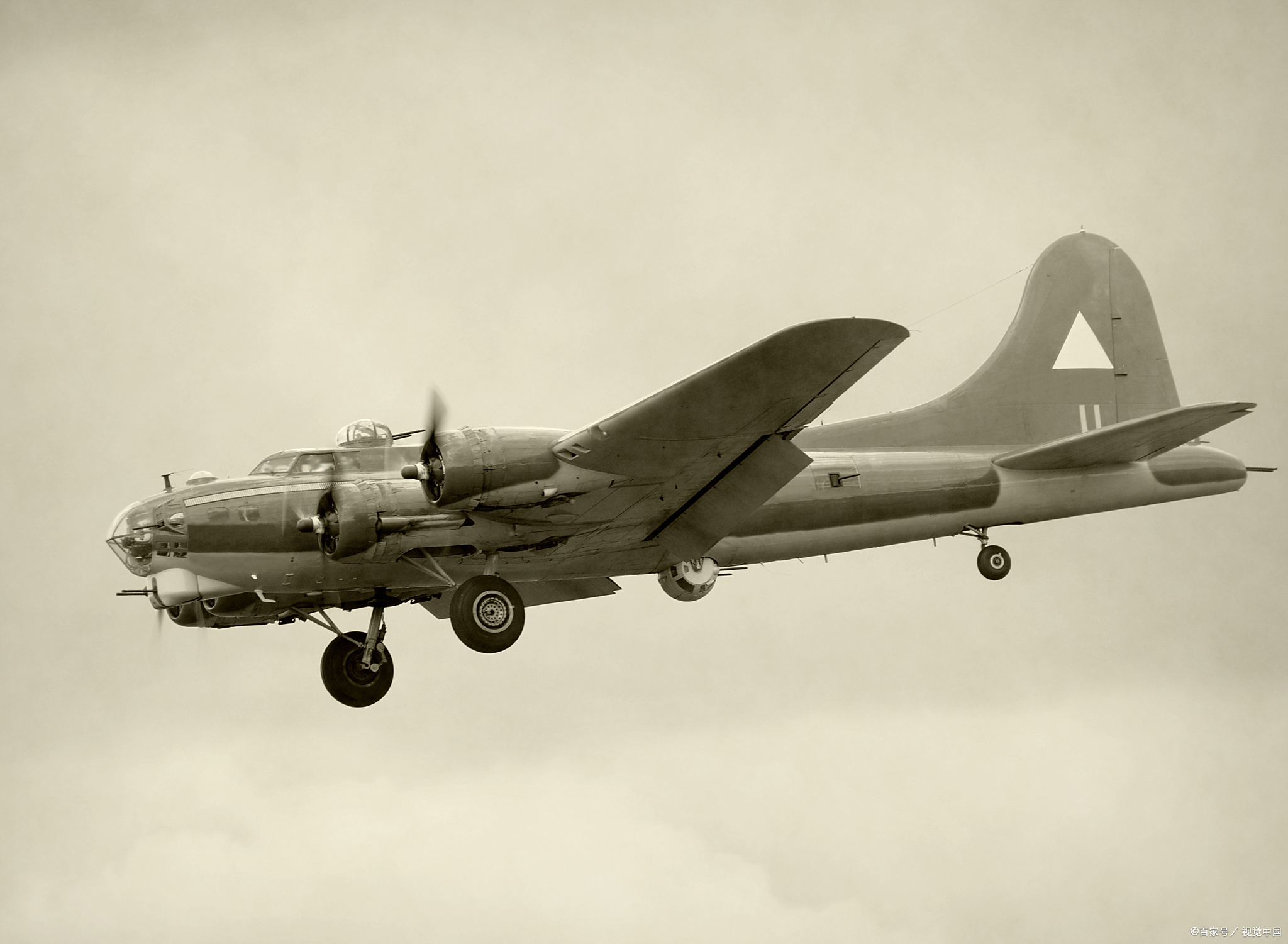 这是一架轰炸机,因为飞得很低,可以清