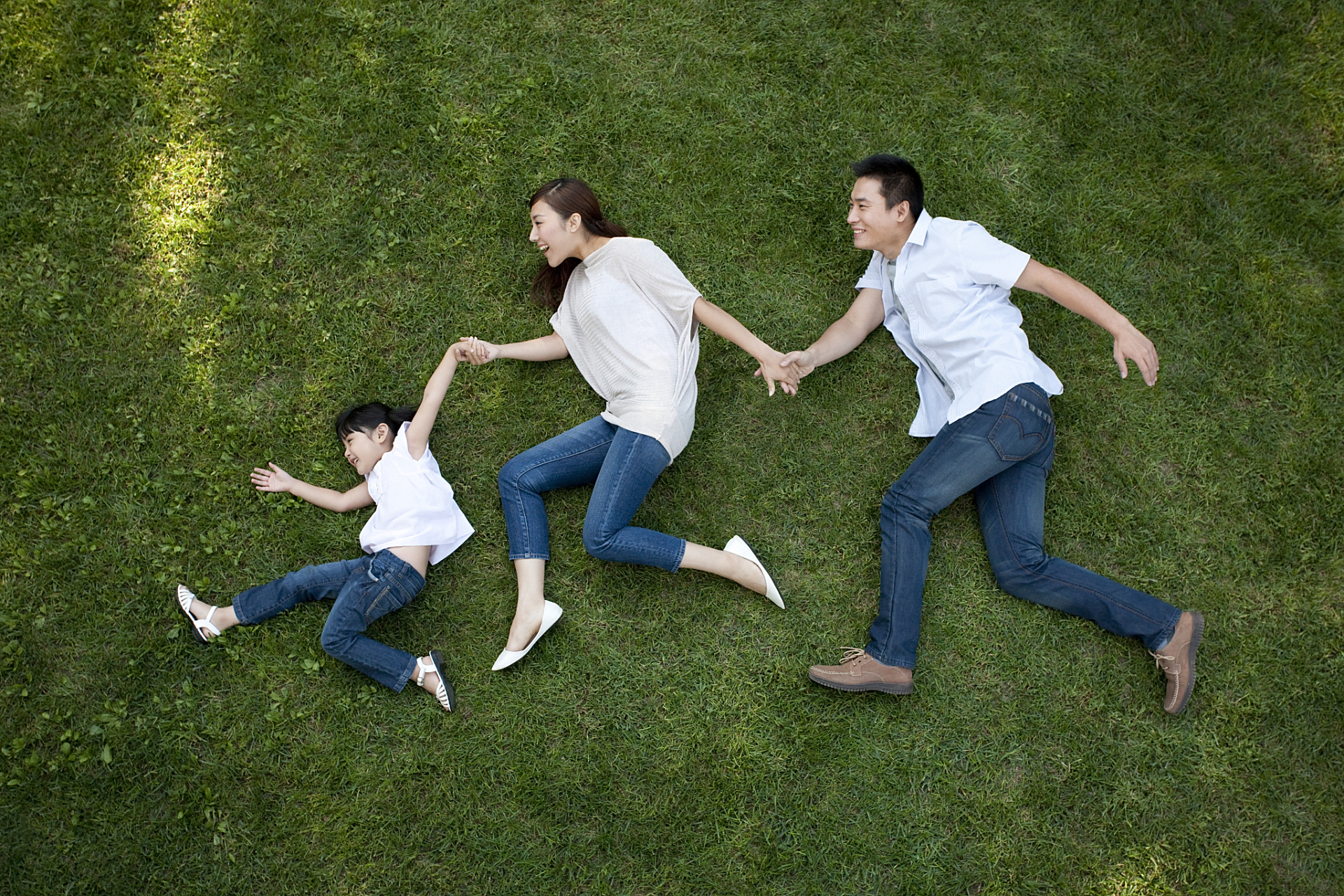 引言:父母和孩子之间的互动和情感纽带是家庭教育中至关重要的一环.