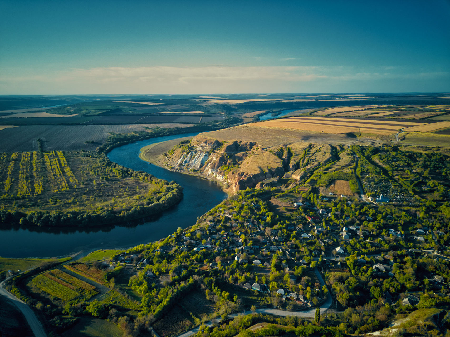 伊拉克东南部河岸惊见成千上万鱼尸 疑干旱所致  一名法新社摄影记者