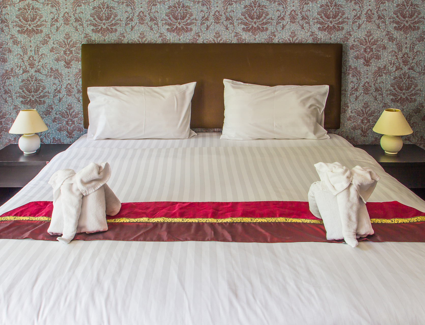 女朋友来姨妈弄脏酒店床单床垫,退房要支付清洁费,还是要赔偿?