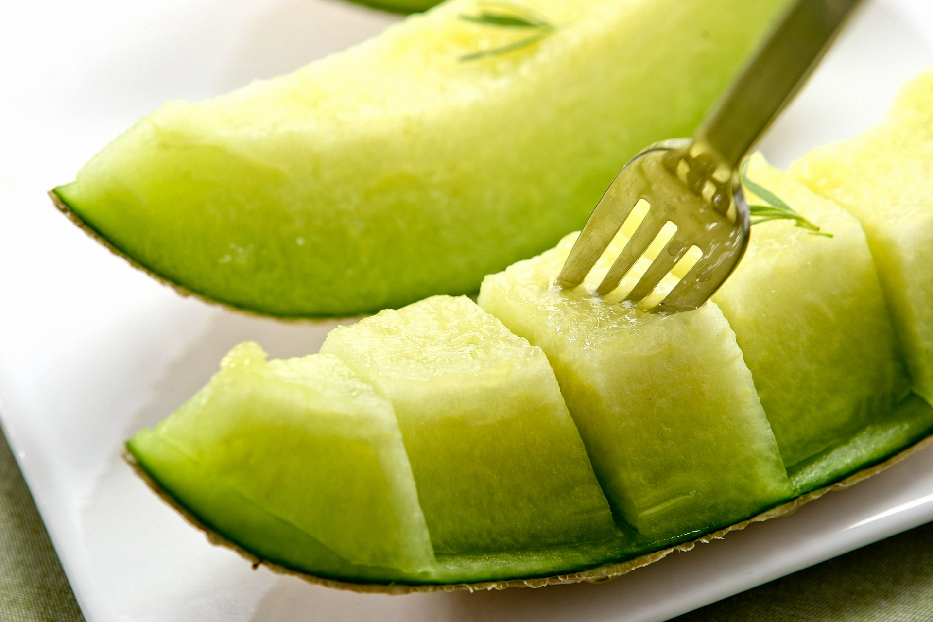 挑选甜度高的哈密瓜需要注意外观,果脐,果蒂,香味和品种等方面,以选择