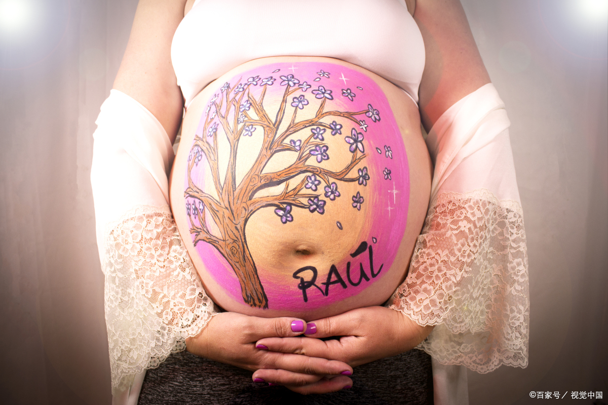 母体的血容量增加,孕妇的子宫和乳房增长,这段时间应该孕妇肚皮画