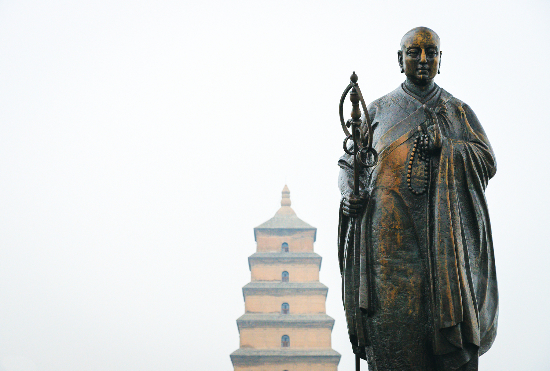 在年轻的时候,玄奘游历了中国的大部分地区,拜访了许多佛教名僧,深入