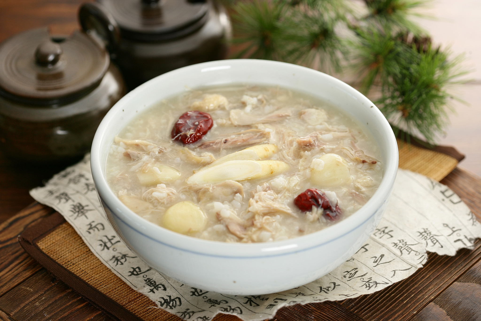 今天,我要分享一款简单易做的秋季养生汤——百合莲子汤.