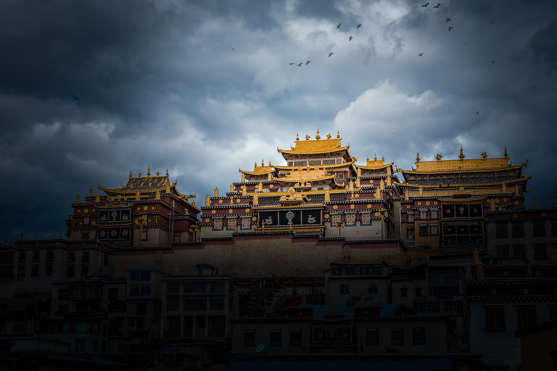 迪庆松赞林寺:藏传佛教的圣地,小布达拉宫的韵味  在遥远的云南迪庆