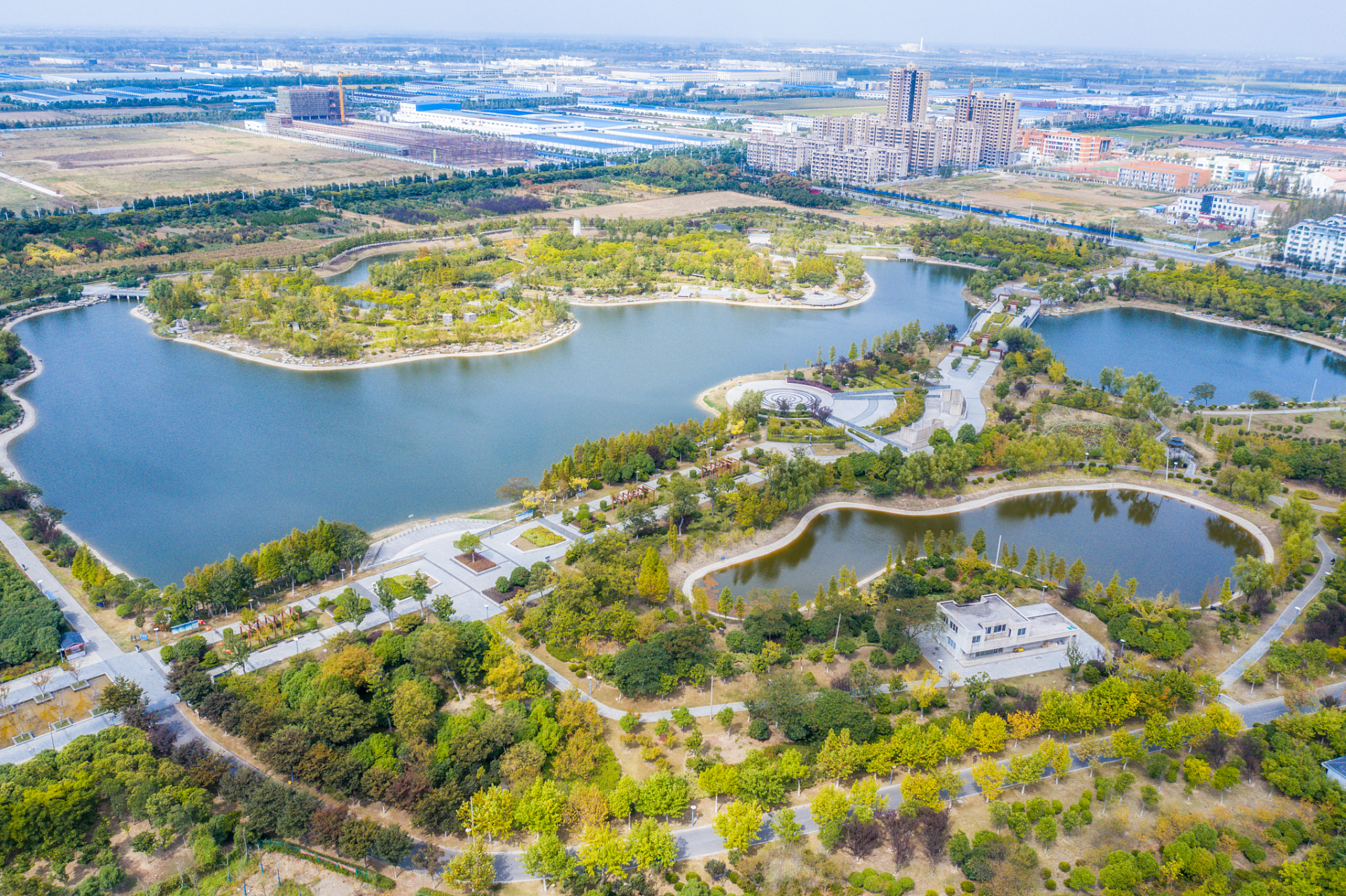 射阳海滩景点,适合散步和休闲;中华麋鹿园是全球最大的麋鹿种群保护区