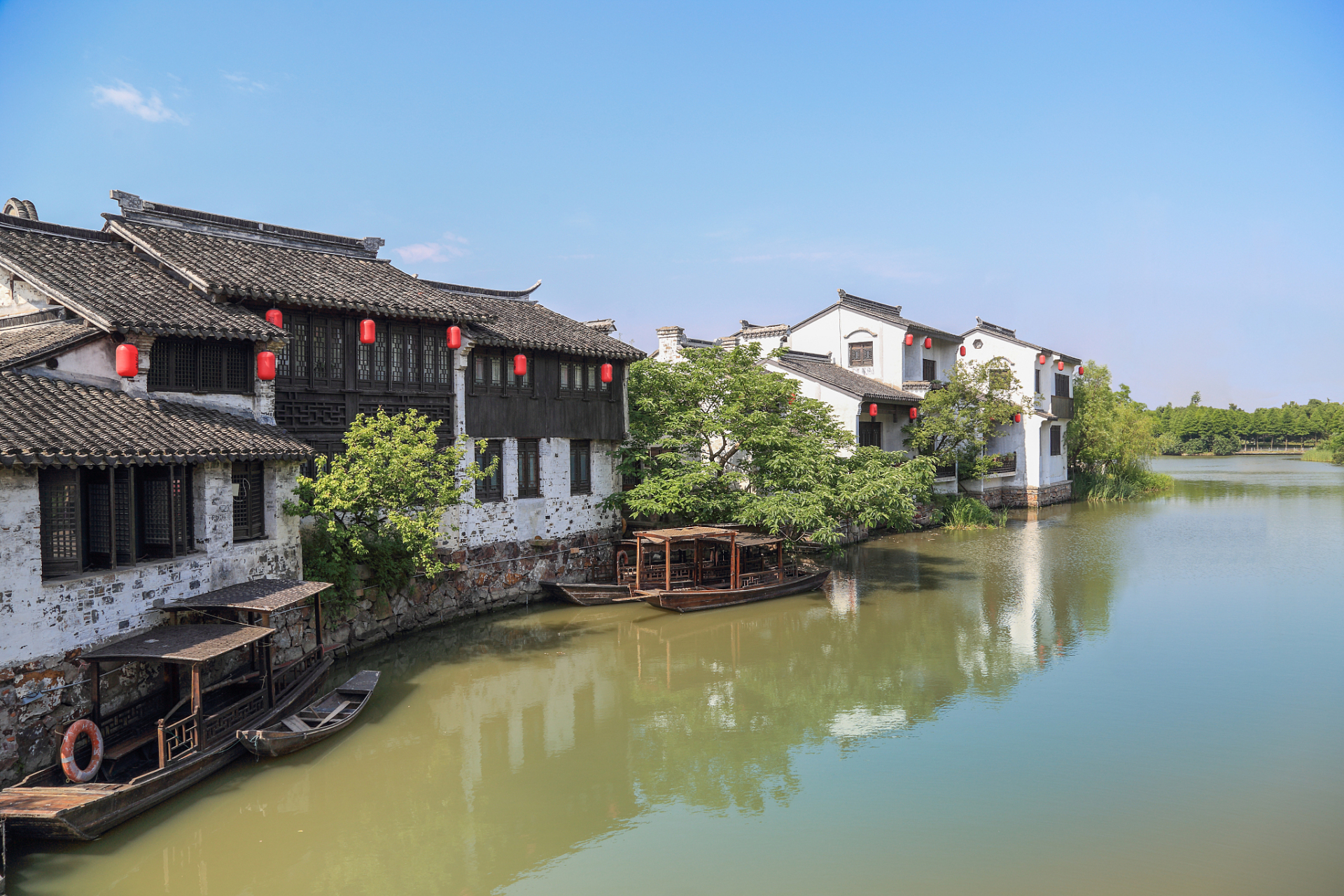 题目:江南春色  江南,那是一幅流动的画卷, 春色,则是这幅画卷的点睛