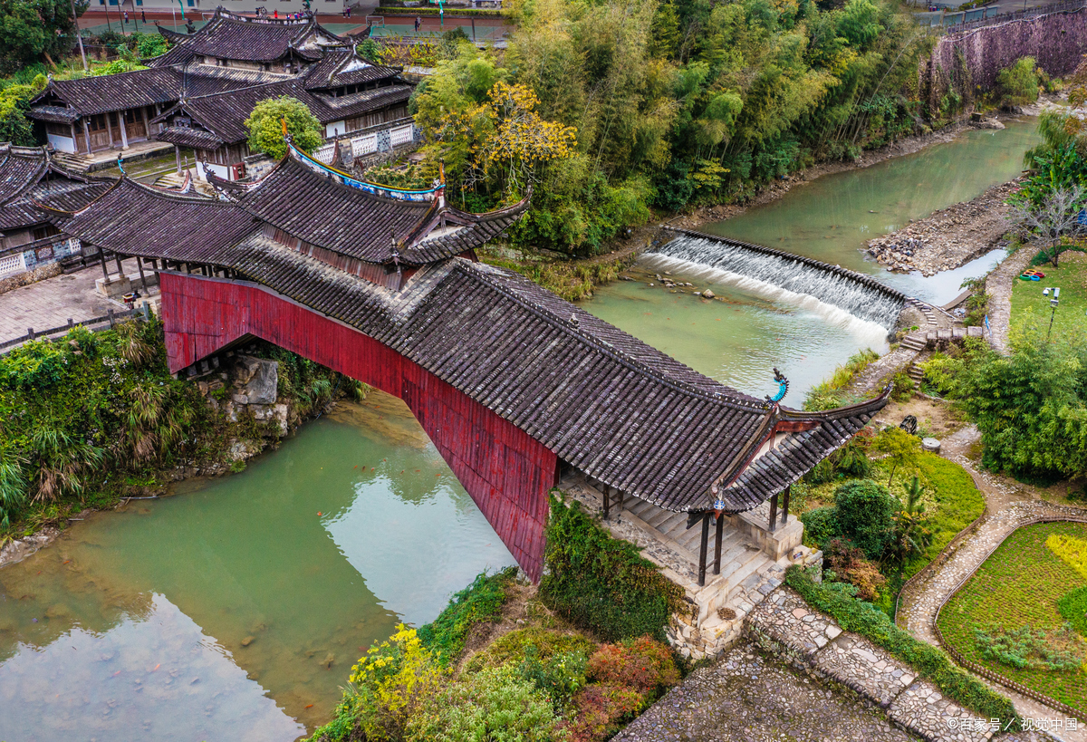 通常被称为"中国第一廊桥"的有以下几座: