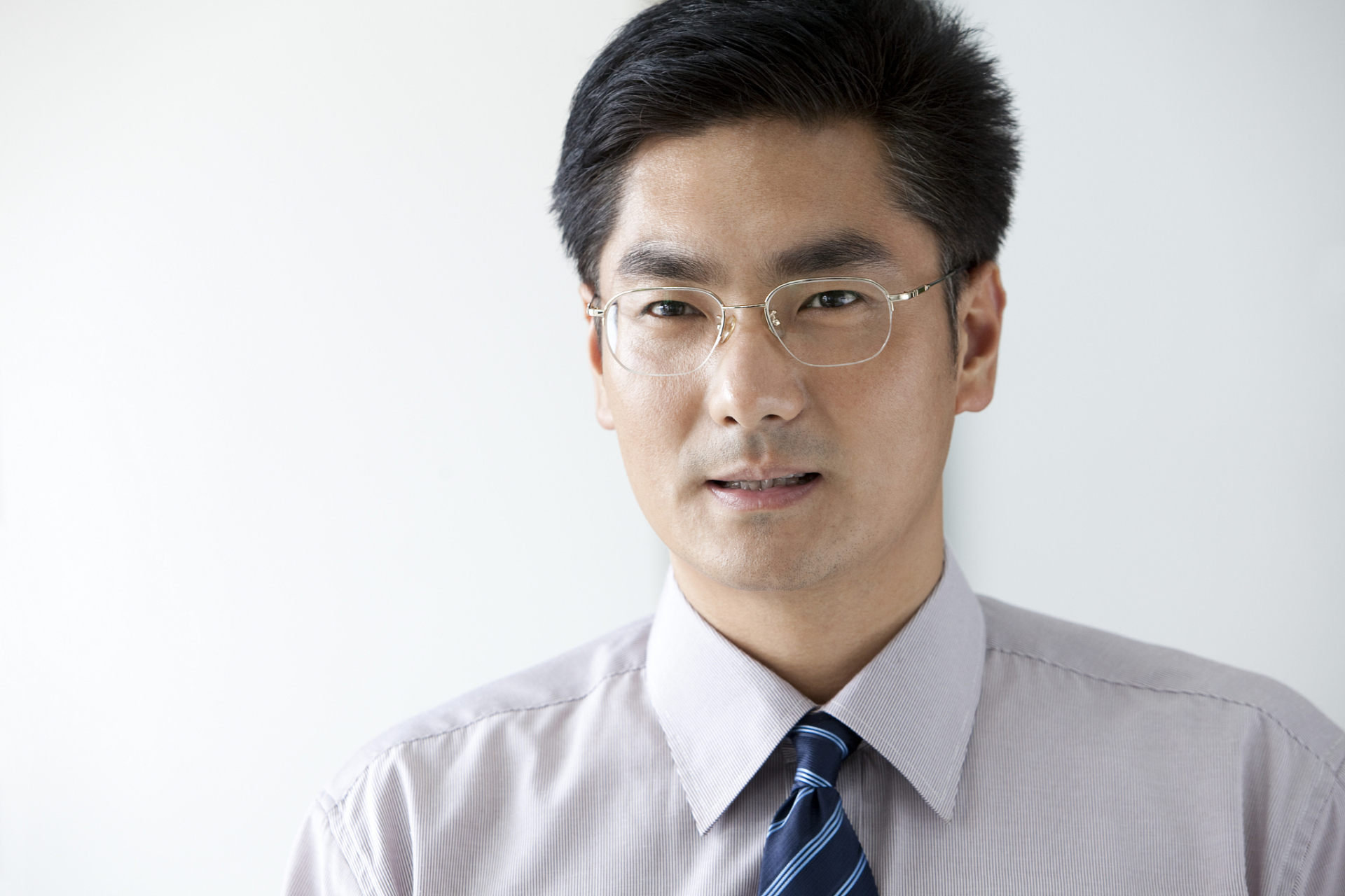 方脸型需层次感短发,圆脸型需修长发型拉长线条,长脸型需造型别致短发