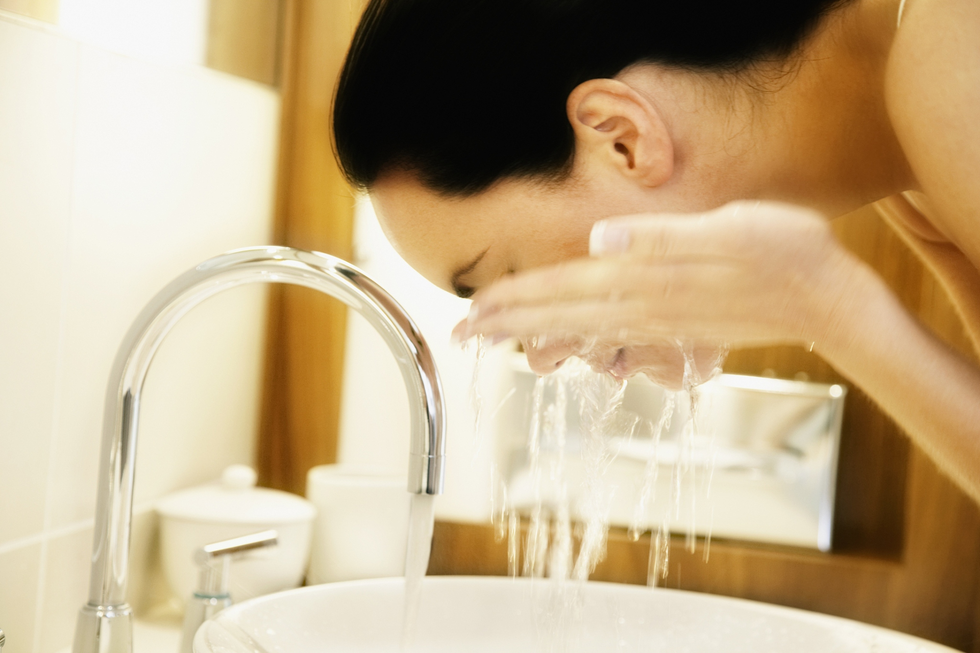 洗脸水要温和适度.