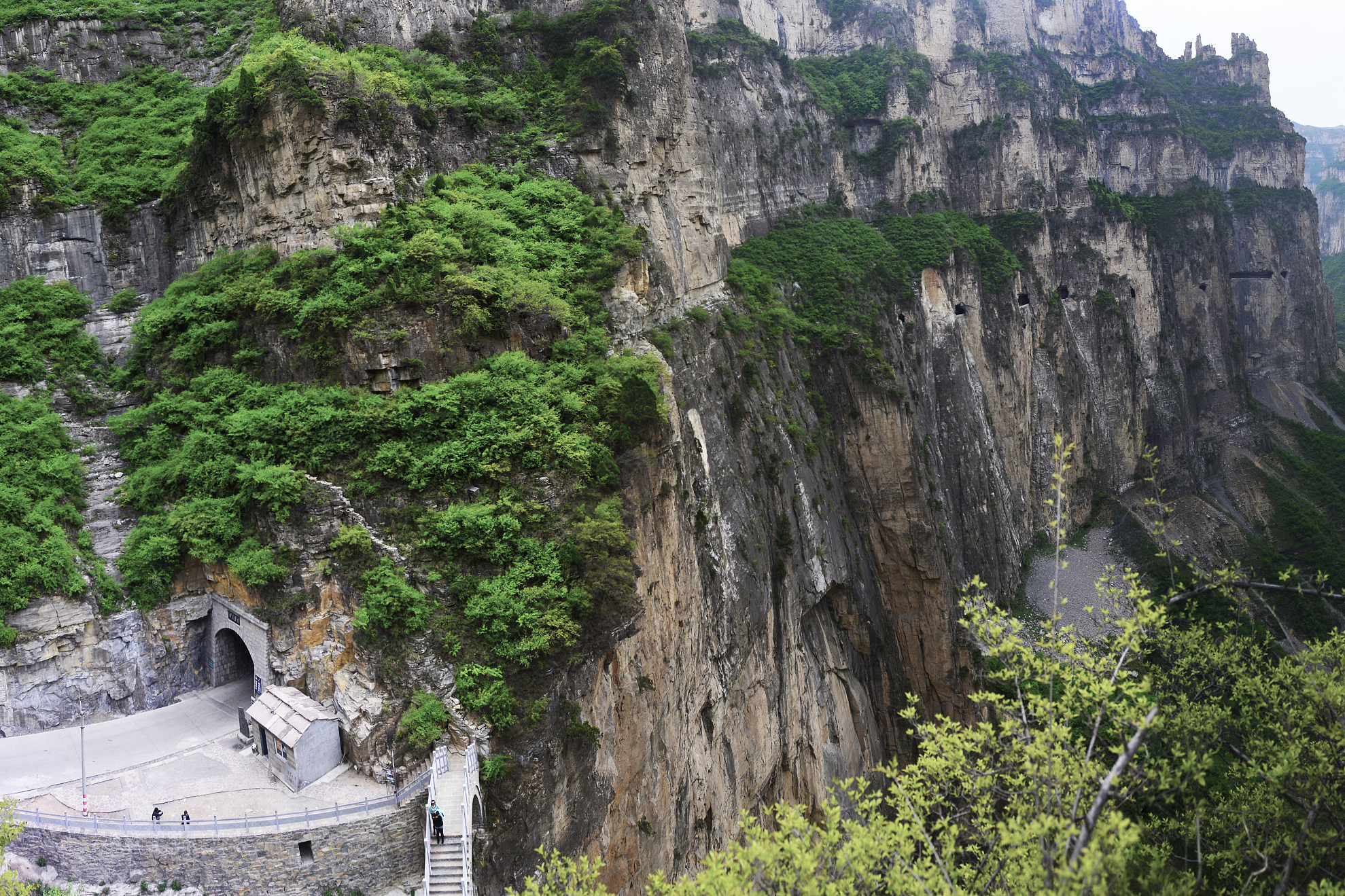 三大绝美景点不容错过:湖光山色的洞口湖,泛舟其中仿佛仙境漫游;神秘