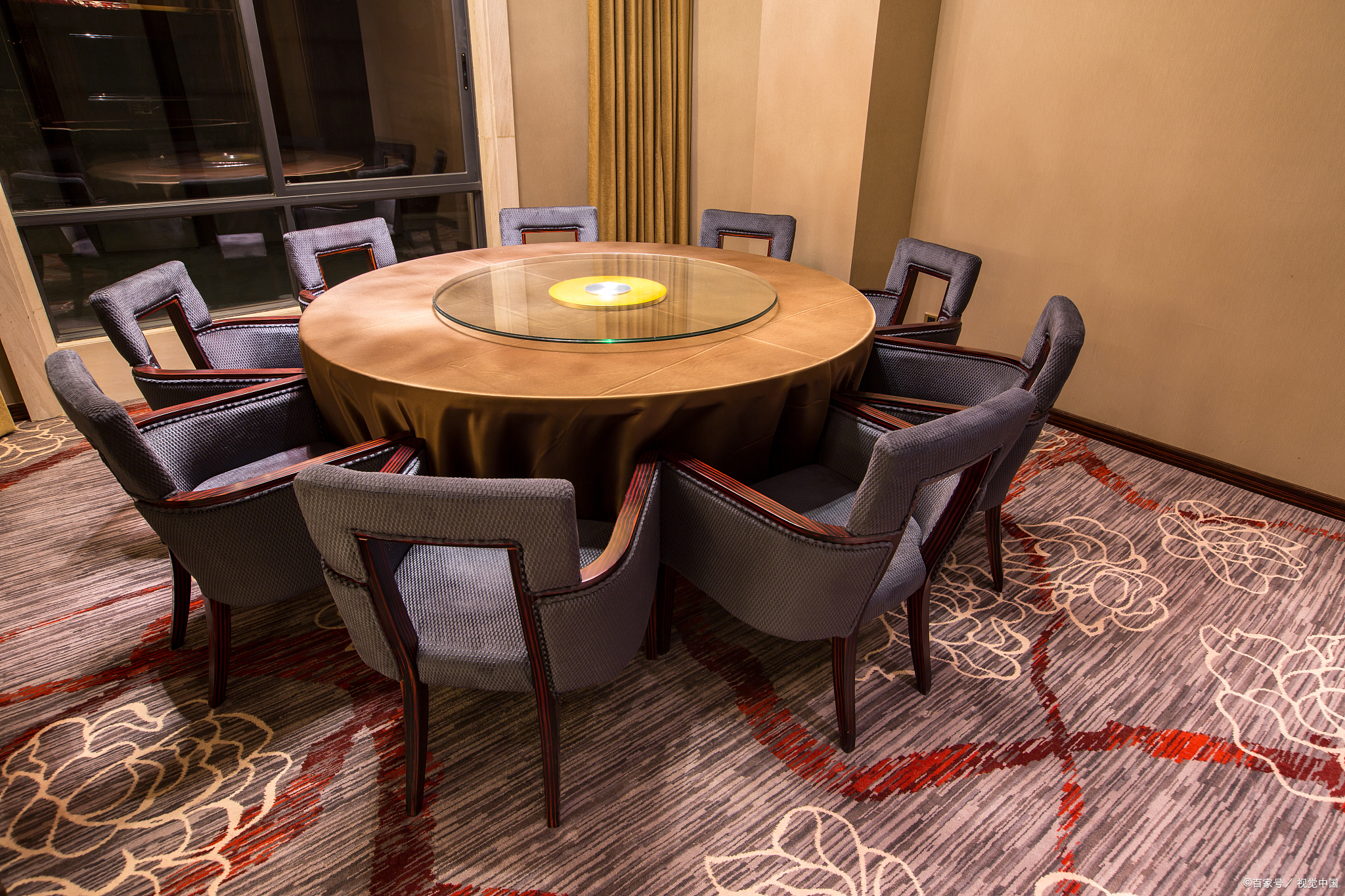 灵动旋转:电动餐桌的自动旋转功能,让每一位就餐者都能轻松享受到