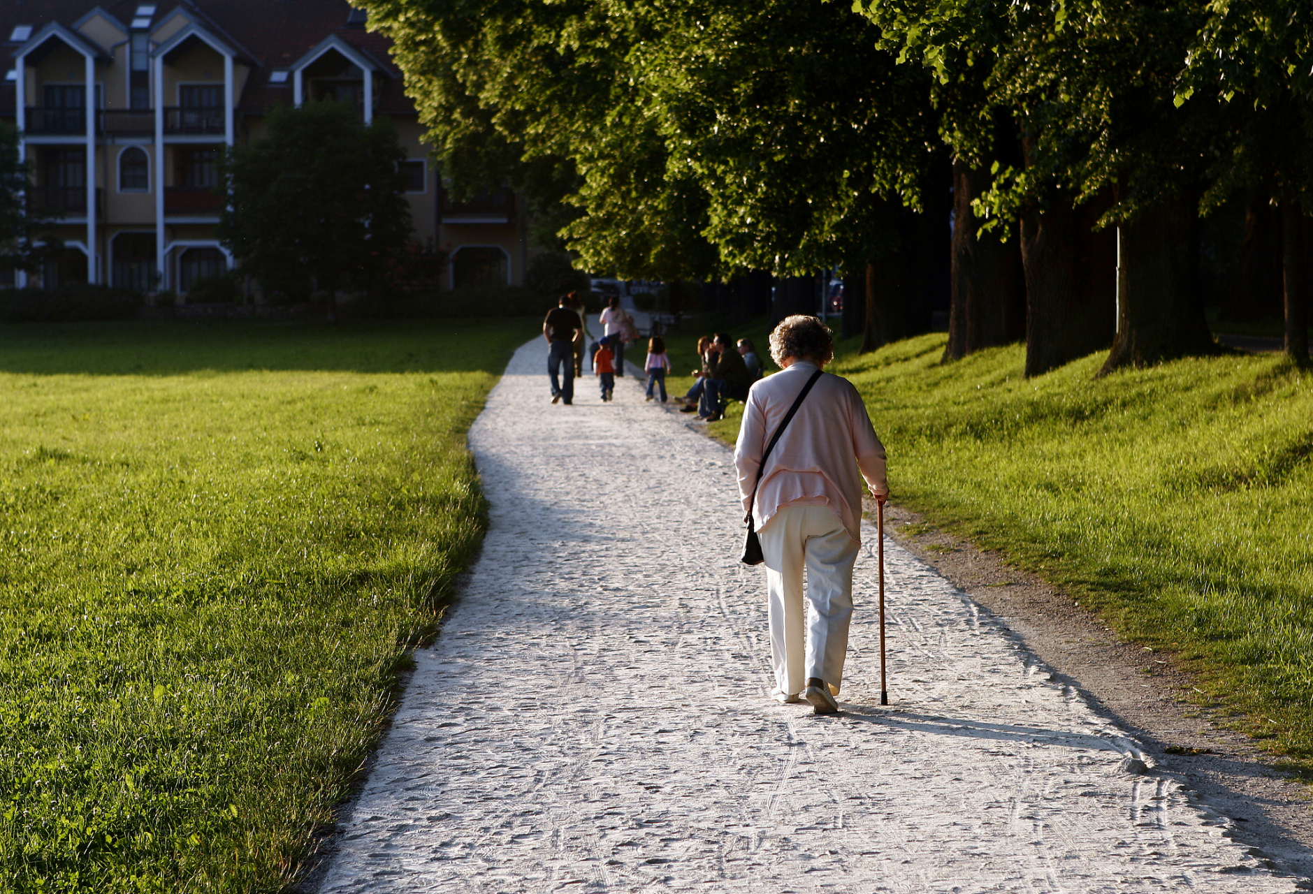 晚上正在街上散步,突然和迎面走过来的女孩撞了个满怀,当看清她后,我